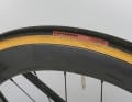 Die schnelle Specialized-Kombi spart im Vergleich zur günstigen fast 700 Gramm Gewicht und mehr als 10 Watt Aero-Leistung