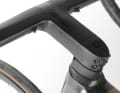 Une combinaison carbone aérodynamique est standard sur la plupart des vélos professionnels, les boutons de vitesses supplémentaires élégamment intégrés sont très modernes (ici sur le Lapierre Xelius SL).