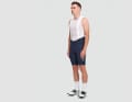 Viel Stoff: Die Team Bib Evo Hose von Maap sticht mit langen Abschlüssen, breiten Trägern und ein einem Bauchabschluss in Bauchnabelhöhe ins Auge.