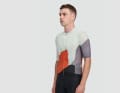 Farbkleckse: Das Allied pro Air Jersey ist nicht nur atmungsaktiv durch dünnes Mesh, sondern auch auffällig.