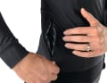 Les poches de rangement avec fermeture éclair et protection supplémentaire contre l'humidité sont très pratiques.