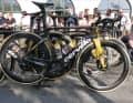 Das Facelift des Cervélo S5 wurde erstmals bei der Tour of Valencia im Februar gesichtet. Die Änderungen sind vor allem am flächigen Steuerrohr zu erkennen. Der Aero-Bolide von Jumbo-Visma dürfte damit noch windschnittiger sein als sein Vorgänger.