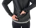 Die schwere Jacke von Pearl Izumi besitzt ein sehr großes Staufach mit Reißverschluss