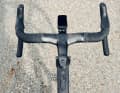 Das Carbon-Cockpit ist dem Top-Modell mit Shimano Ultegra Di2 vorbehalten. In der günstigeren Ausstattungsvariante verbaut Rose eine Lenker-Vorbau-Einheit.