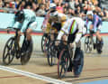 Der Australier Matthew Richardson (links) schlägt im Londoner  Keirin-Finale Weltmeister Harrie Lavreysen aus den Niederlanden nur um Zentimeter