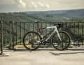 The new Ridley Helium Disc is available in two colours: white/red and black/blue. |