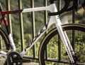 All cables run internally through the head tube of the Helium Disc.