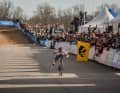 Dans une pose de Superman, Tom Pidcock se dirige vers le titre mondial de cyclo-cross en 2022 aux Etats-Unis.
