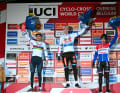 Le podium masculin de la sixième étape de la Coupe du monde de cyclo-cross : le vainqueur Michael Vanthourenhout, à gauche Pidcock et à droite Lars van der Haar.