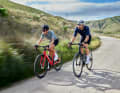 La position assise droite et des éléments de confort tels qu'un grand dégagement pour les pneus et des haubans flexibles doivent rendre le Pinarello X apte aux longs trajets.