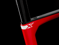 Le Pinarello X reprend la béquille aérodynamique et le serrage intégré du bolide de course Dogma F12.