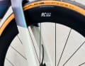 The top models (XLite 06) roll on 60 millimetre high carbon wheels and 28 millimetre wide Schwalbe Pro One tyres. The cheaper versions (XLite 04) are equipped with aluminium wheels.