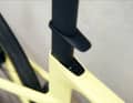 The aerodynamic carbon seatpost offers sufficient comfort even on longer rides.