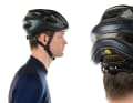 Der Scott-Helm präsentiert sich von allen Seiten mit seiner schlanken Bauweise 
