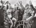 Sans salut : Albert Richter remporte les championnats allemands de 1934 à Hanovre. Des claqueurs et des sbires nazis lèvent le bras pour faire le salut hitlérien, Richter refuse. Il meurt dans des circonstances mystérieuses en 1940 dans une prison de la Gestapo.
