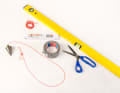 Outils nécessaires : mètre pliant ou ruban à mesurer, fil à plomb sur fil, fil, niveau à bulle, ruban adhésif, ciseaux.
