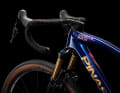 The carbon cockpit is already familiar from the Dogma X endurance bike.