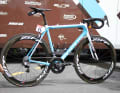 Das leichte Izalco Max wird von den Teamfahrern auf allen Etappen eingesetzt, ein aerodynamisch optimiertes Rennrad hat der Hersteller nicht im Programm. Das Rad ist mit der neuen Funkschaltung eTAP von SRAM ausgestattet; Laufräder, Lenker und Vorbau kommen von der SRAM-Untermarke Zipp.