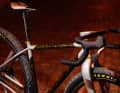 Des manchons en acier rencontrent des tubes en carbone et un look spécial : le Gravelbike Bike Ahead Projekt Size Matters 32" attire définitivement l'attention.