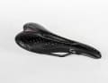 Selle Italia C2 Gel Flow (S2)
	Se conduit très discrètement dans toutes les positions au début, seuls de légers pics de pression sont perceptibles au milieu sur les bords des trous ; sur les courts trajets, le rembourrage relativement épais plaît, mais pour les trajets plus longs, il est un peu trop mou à la longue ; l'assise s'incline fortement de tous les côtés et n'offre pas toujours un soutien suffisant au bassin Prix : 99 euros