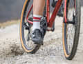 Rapide sur l'asphalte et adhérent sur le terrain. Un bon pneu gravel doit être performant sur de nombreuses surfaces.