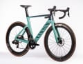 Le Canyon Aeroad CF SLX 7 pèse 8,3 kilos.