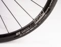 Le Lapierre Aircode DRS 5.0 roule sur des roues en aluminium et est équipé d'un dérailleur mécanique 105.
