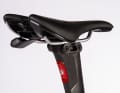 En revanche, la tige de selle à bonne suspension marque des points avec un bonus : Sous la selle se trouve une boîte pour un mini-outil et un feu arrière est intégré dans la tige de selle.
