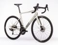 Es rollt auf ziemlich leichten Eigenmarken-Laufrädern aus Aluminium. So kommt das Rad auf ein Gewicht von 8,2 Kilo.