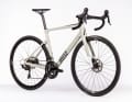 Il roule sur des roues assez légères en aluminium de marque propre. Le vélo pèse ainsi 8,2 kilos.