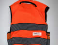 Die Weste gibt es in diesem auffälligen Orange oder in einem Schwarz