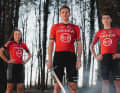 Marie-Morgane le Deunff (links), Arnaud Demare (Mitte) und Pierre Thierry (rechts) mit dem neuen Trikot von Arkea - B&B Hotels im mystischen Wald von Broceliande