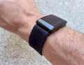 Alternativ kann das Whoop auch am Handgelenk getragen werden, das Armband zählt zum Lieferumfang. Den Fitnesstracker gibts nur im Abo-Modell, die Hose ist für Frauen und Männer erhältlich.