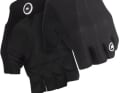 Race-Feeling ohne Kompromisse: Die RS SF Gloves sind die ultraleichte Sommerlösung von Assos für Fahrer, die maximalen Kontakt zum Lenker wollen. Minimal gepolstert, extrem direkt und konsequent auf Hitze und Performance ausgelegt.