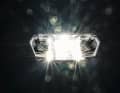 C'est parti ! Deux projecteurs haut de gamme et quatre luminaires abordables vont nous montrer s'ils sont capables de transformer la nuit en jour.
