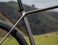 Le design du cadre en aluminium est simple. Les nœuds supérieurs sont poncés avec précision.