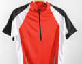 The men's jersey cannot maintain the high level of the women's jersey (next picture below). Although the 190 gram jersey feels good on the skin and is also well made, it shows weaknesses in the details. The straight cut is not adapted to the racing bike position, the zip is too short and the fabric is wavy on the stomach and chest. For eight euros, however, it is perhaps an option as a silent reserve if you choose one or two sizes smaller.
	Price 7.99 euros | Sizes M, L, XL | Colours black-grey, red-white-black, yellow-grey-black

	