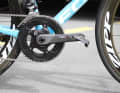 Auch der Leistungsmesser kommt vom Komponentenausstatter, Quarq gehört ebenfalls zum amerikanischen SRAM-Konzern. Das verbaute Look Blade II-Pedal ist das preiswertere Modell mit Stahlachse.