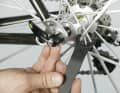 1. Das serienmäßige Mavic-Werkzeug hat Zapfen, die in Vertiefungen der seitlichen Abdeckung aller Mavic-Laufräder eingreifen. Setzen Sie das Werkzeug so an, dass alle Zapfen greifen. Drehen Sie wenige Winkelgrade im Uhrzeigersinn, um das Spiel zu verringern und in die andere Richtung, um etwas mehr Lagerluft zu erreichen. 
