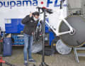 Lange bevor sich die Profis auf der Rolle warm fahren, begnnen die Mechaniker mit dem Aufbau der Räder.
