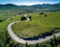 Un calme divin : non loin de la côte continentale animée, des routes de rêve sillonnent l'arrière-pays.