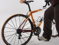 Pédalez à différentes intensités et faites rouler le vélo sur de courtes distances. Si le bruit se produit aussi bien en pédalant en position assise qu'en se balançant, mais pas lorsque les pédales sont au repos, la source du bruit se situe probablement au niveau des chaussures, des pédales ou des manivelles. Arrêtez-vous et appuyez latéralement sur la pédale. Appuyez également du côté opposé.