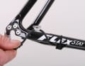 Verlegen Sie von dort die Kabel zu den Schaltelementen. Aufkleber mit „RD“ für „Rear Derailleur“ (Schaltwerk) und „FD“ („Front Derailleur“) für den vorderen Umwerfer lassen keine Verwechslung zu. Fixieren Sie den Kabelbaum mit Kabelbindern so am Rahmen, dass Reifen, Kurbeln und Ihre Fersen nicht scheuern oder hängenbleiben.
