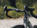 Das Cockpit des Backroad FF mit den Schalt- bzw. Bremshebeln aus Shimanos GRX-Gruppe