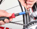4 If this is not the case, unscrew the tensioning screw (Fig. 5) on the clamp one turn. Tighten the cable by holding it firmly, opening the cable clamp screw (Fig. 4) one or two turns, pulling the cable taut and clamping it again (torque 5 to 7 Newton metres). Shift to a middle sprocket and the large chainring.