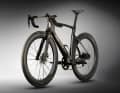 Outre son excellente aérodynamique, ce vélo devrait également exceller dans d'autres domaines : un poids nettement inférieur à sept kilogrammes et une rigidité rassurante.