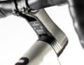 The so-called Paradigma stem is known from the Palta gravel bike and guides the cables into the head tube