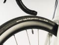 Sans les roues en carbone, qui font l'objet d'un supplément, le poids serait de neuf avant la virgule.