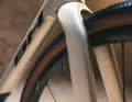 Die markante Gabel mit dem Knick unterhalb des Schafts übernimmt das GravelX von den Straßenrädern Ultralight und Aerolight.
