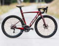 The E-novelty adopts the flat tube shapes and the seat dome from the Basque competition racer that gave it its name.